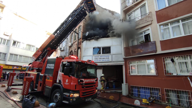 Beyoğlu'nda 5 katlı binada yangın